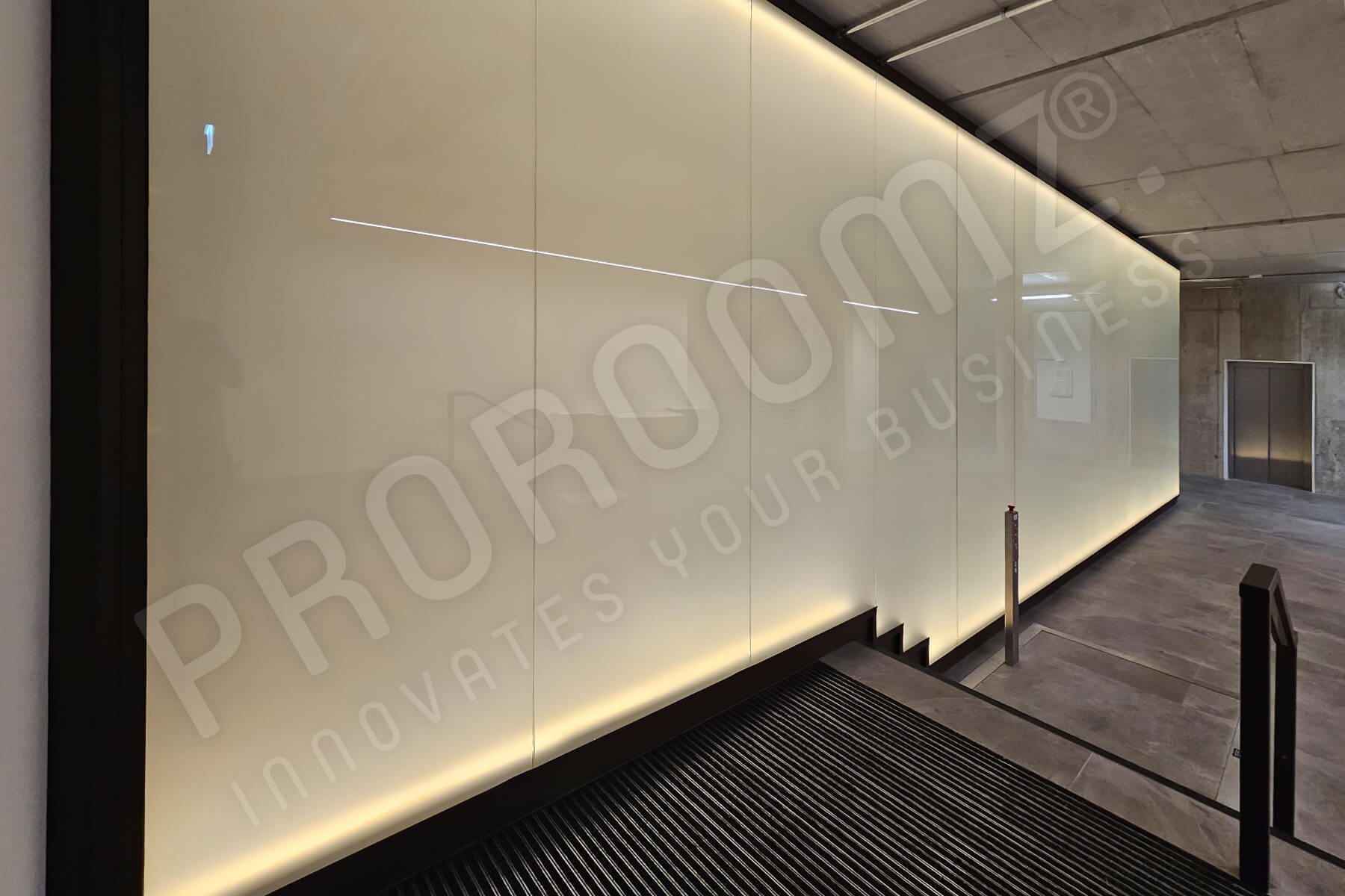 Horizon Trennwand mit gebogenem Glas