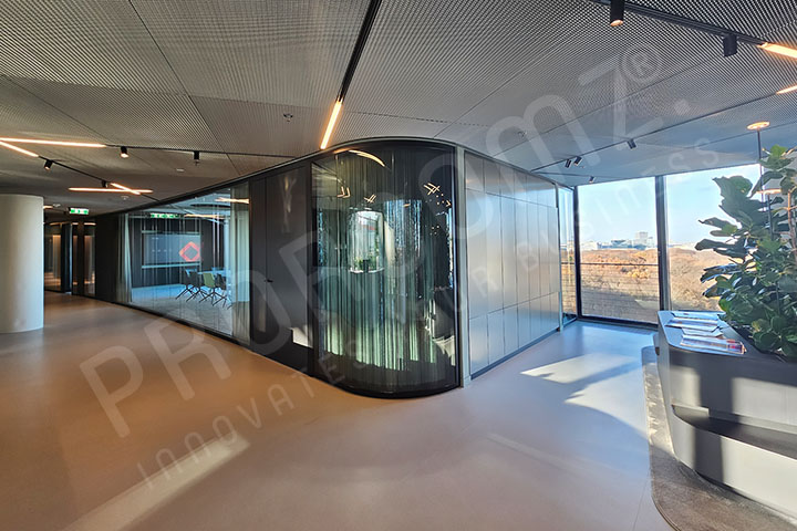 Panorama Trennwand mit gebogenem Glas