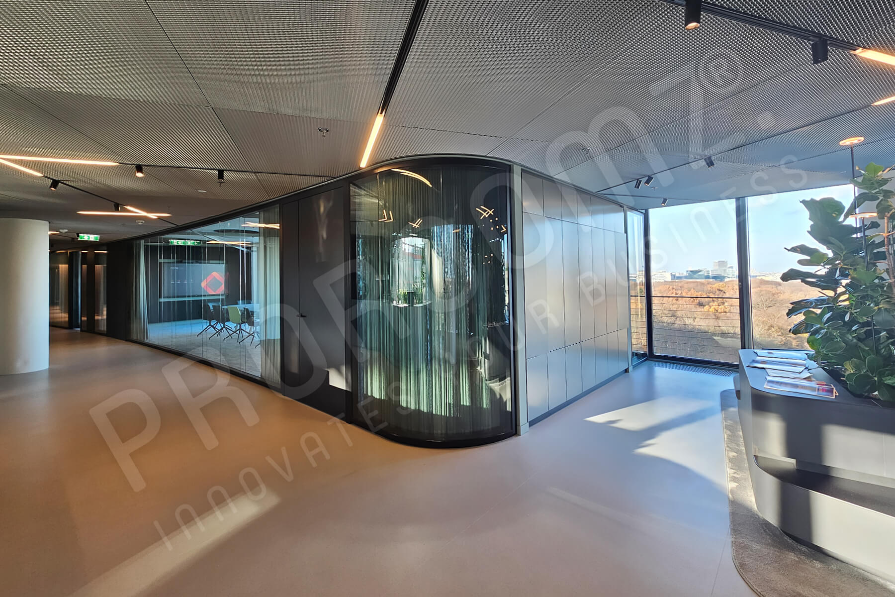 Panorama Trennwand mit gebogenem Glas