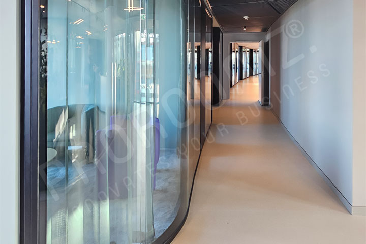 Panorama Trennwand mit gebogenem Glas