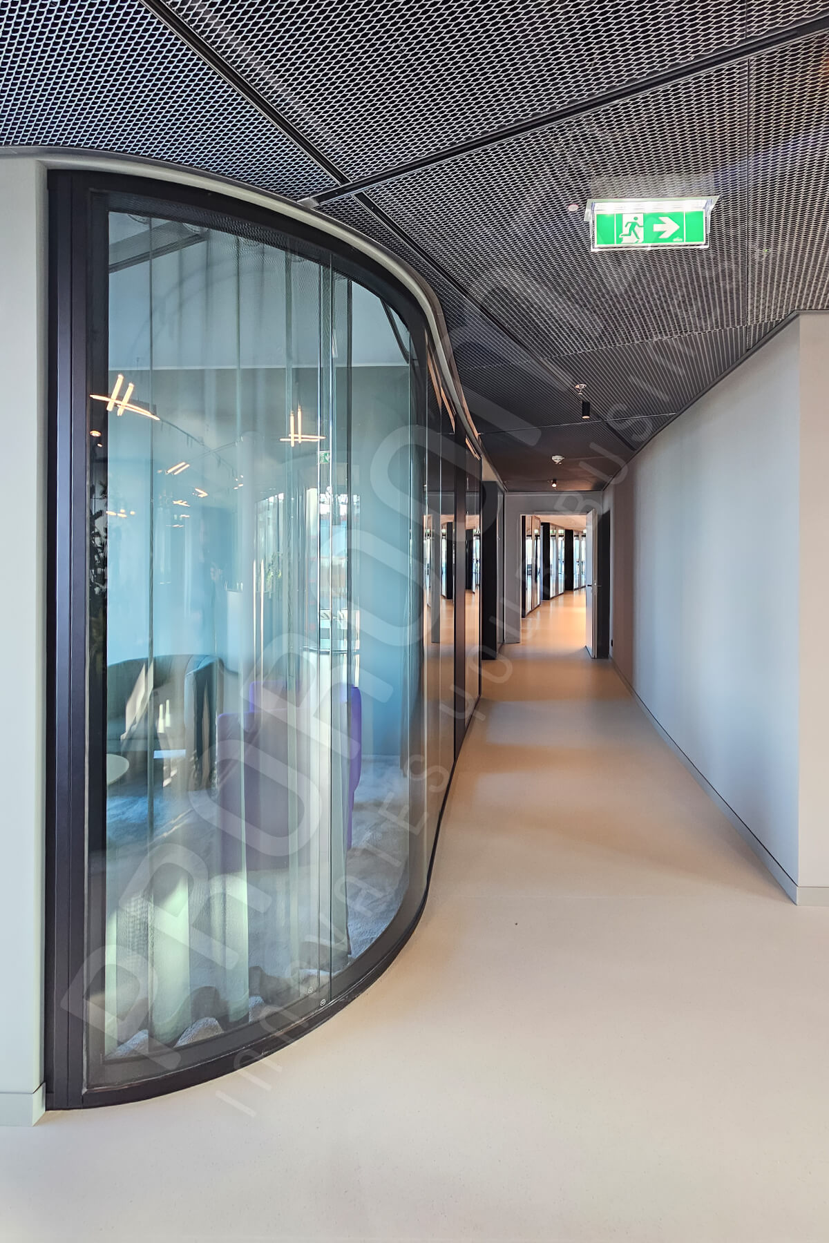 Panorama Trennwand mit gebogenem Glas