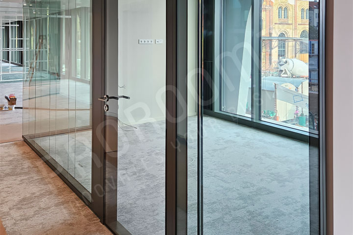 Panorama Trennwand mit XL-Glastür